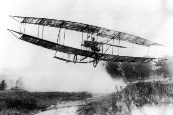 Curtiss pilotando el June Bug tras ganar el Scientific American Trophy (1908)